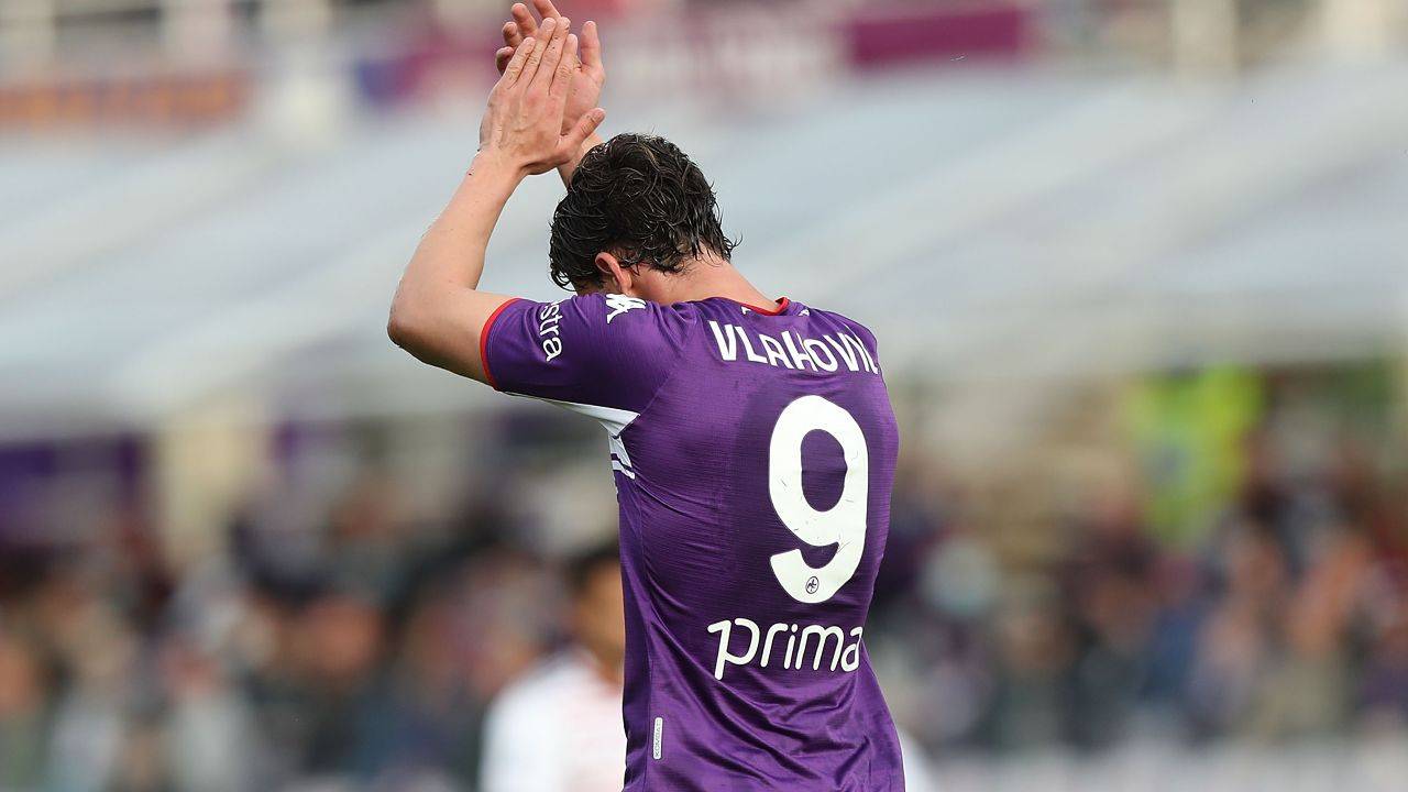 Vlahovic applaude di spalle Fiorentina