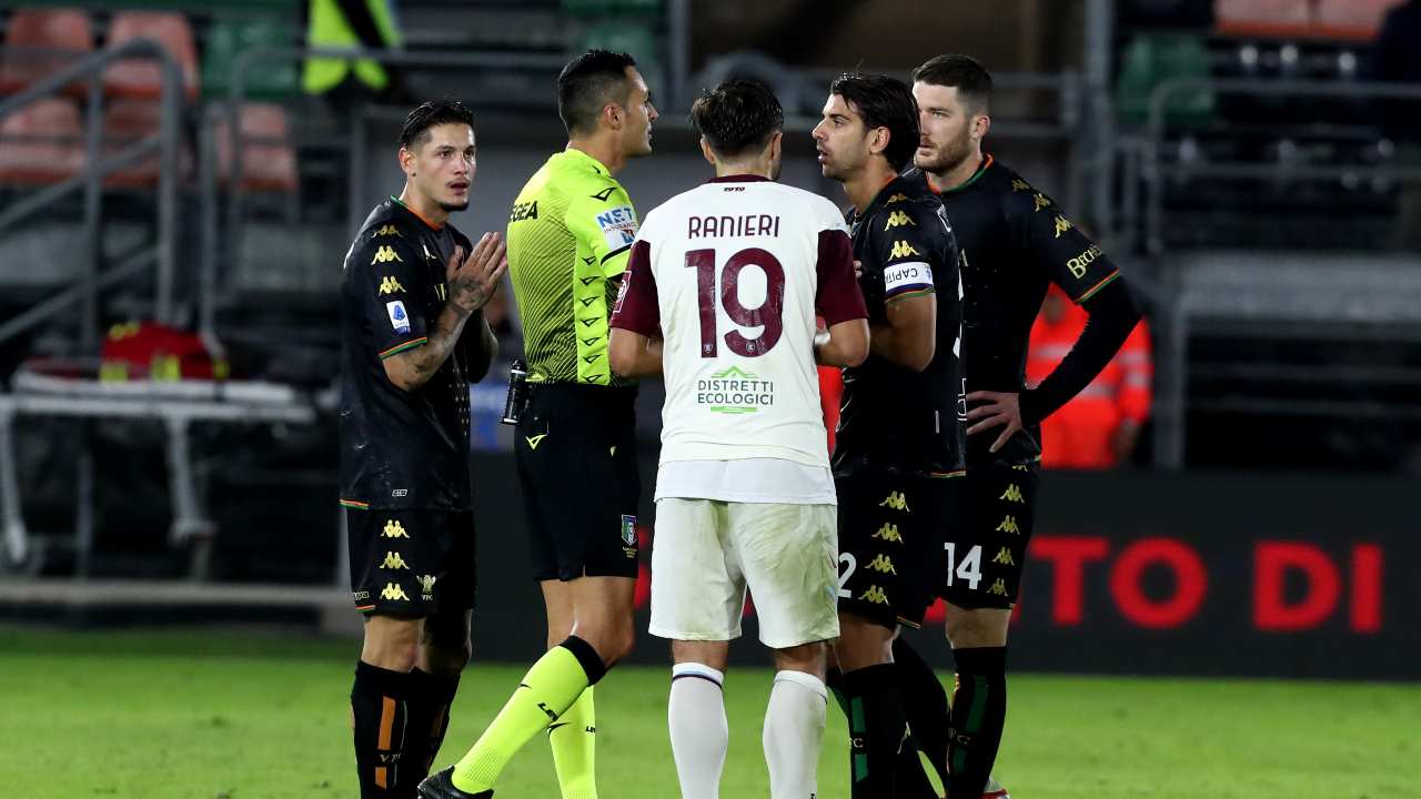 Giocatori Venezia e Salrnitana parlano con l'arbitro