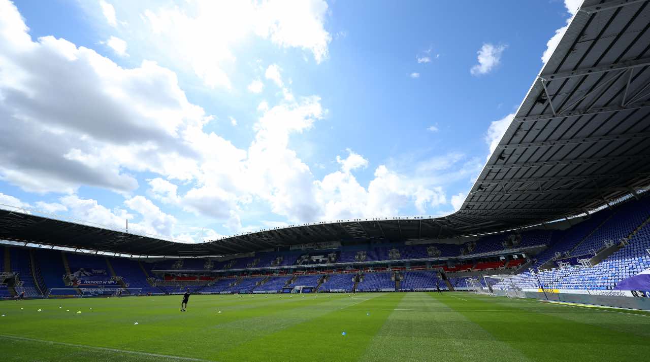 stadio inglese vuoto
