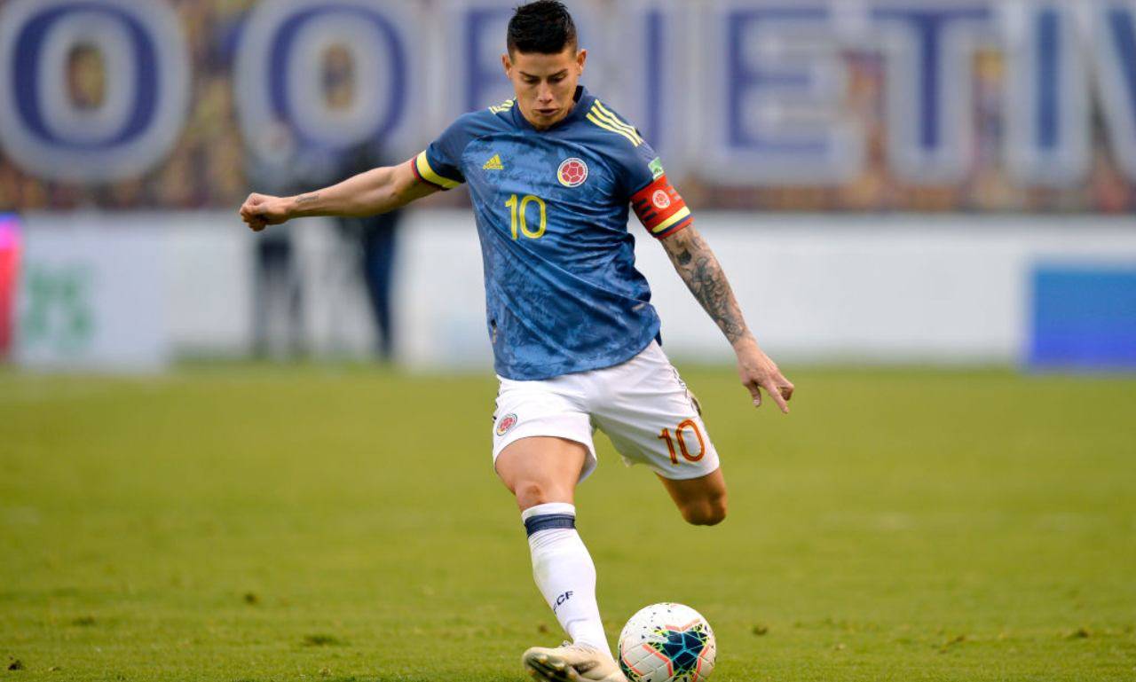 James Rodriguez calcia il pallone