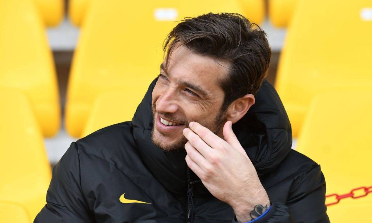 Antonio Mirante sorride in panchina