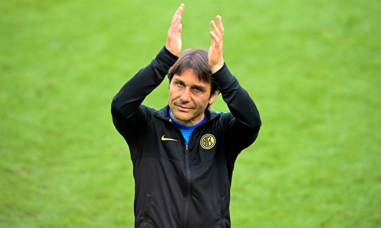 Conte applaude all'uscita dal campo