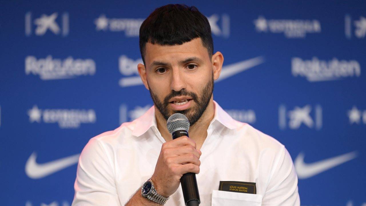 Sergio Aguero parla al microfono