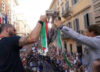 Bonucci e Mancini con il trofeo di EURO 2020