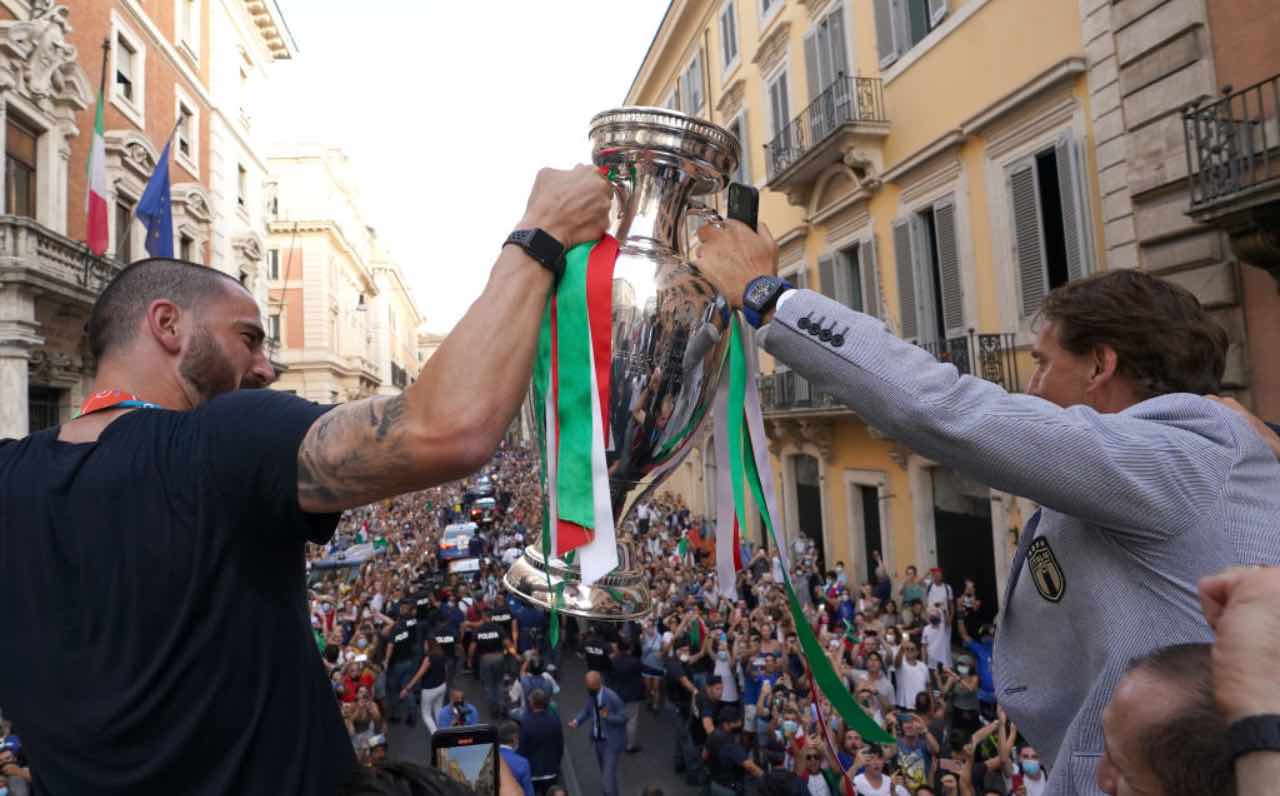 Bonucci e Mancini con il trofeo di EURO 2020