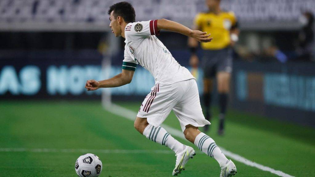 Lozano in campo con il Messico