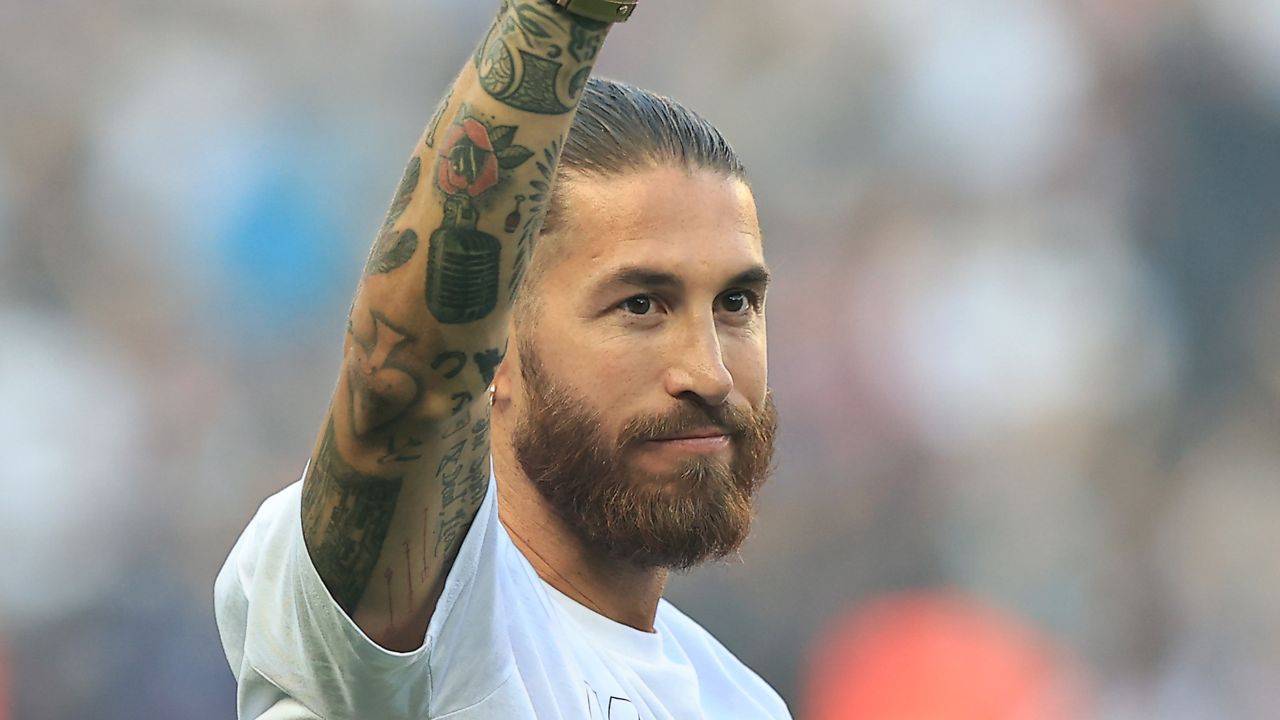 Sergio Ramos saluta i tifosi