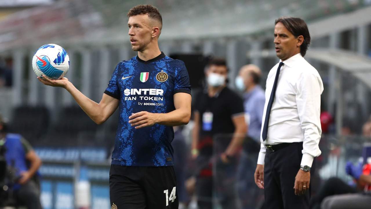 Ivan Perisic batte la rimessa laterale