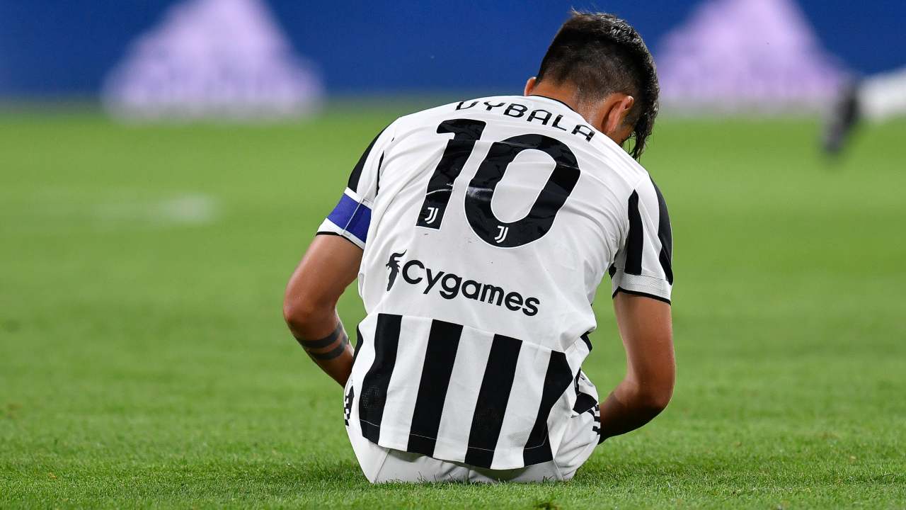 Dybala seduto a terra Juventus
