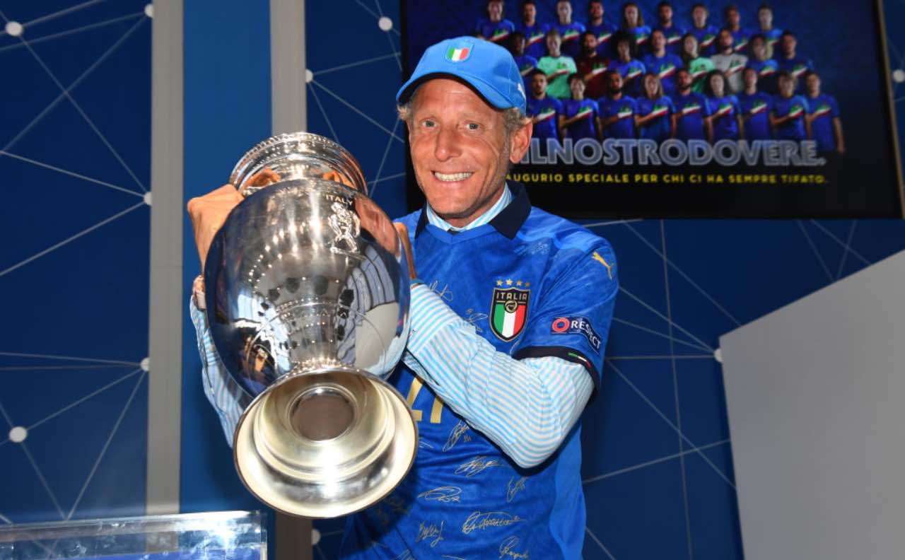 Lapo Elkann bacia la coppa degli Europei