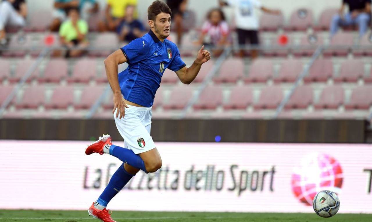 Lorenzo Lucca con la maglia dell'Under 21