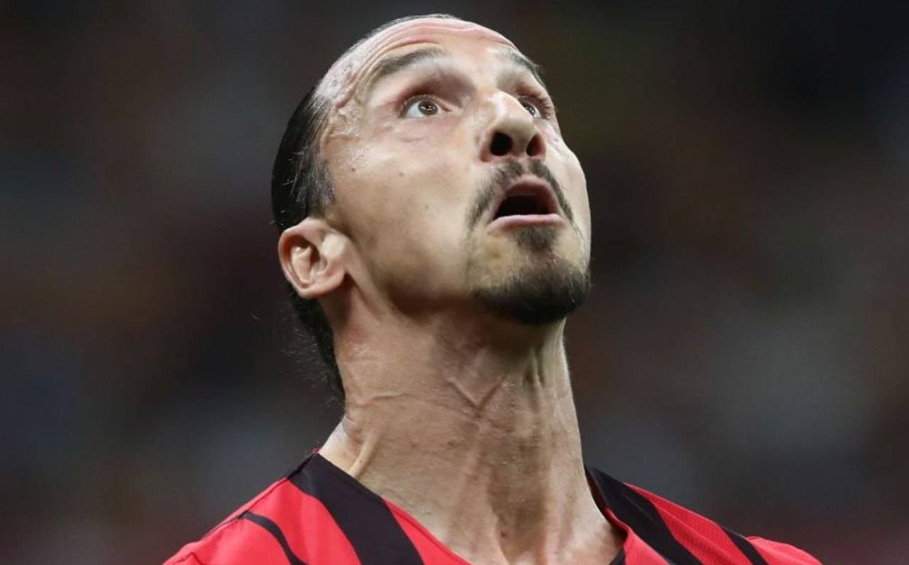 Ibrahimovic guarda la palla 