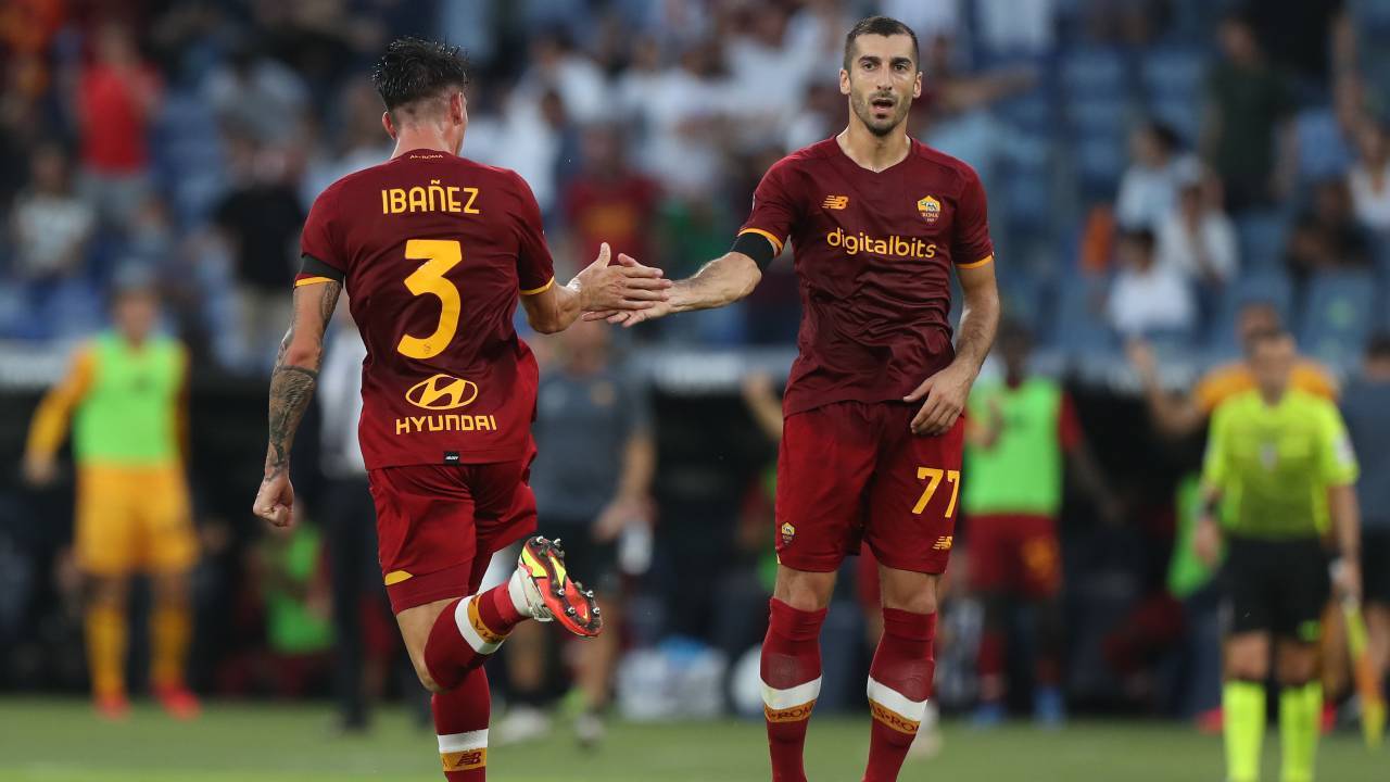 Mkhitaryan ed Ibanez si danno il cinque