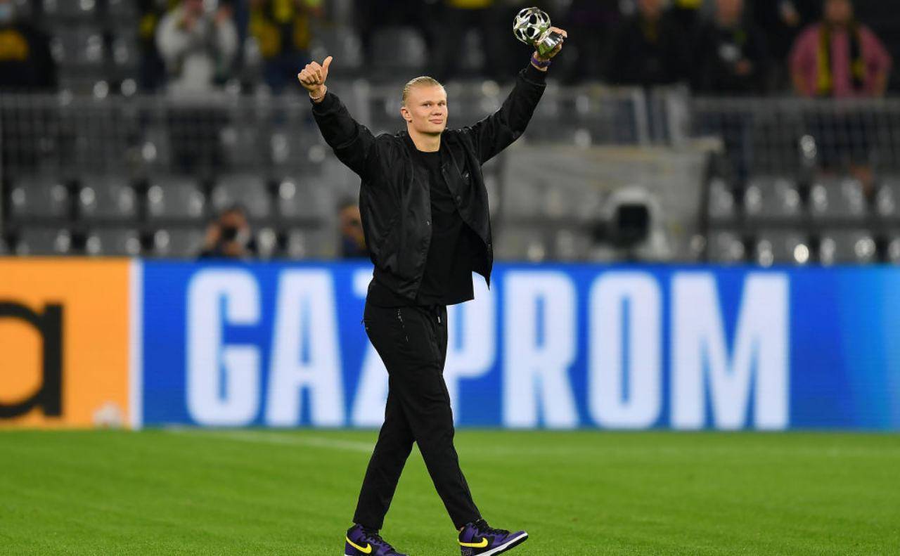 Haaland saluta i tifosi