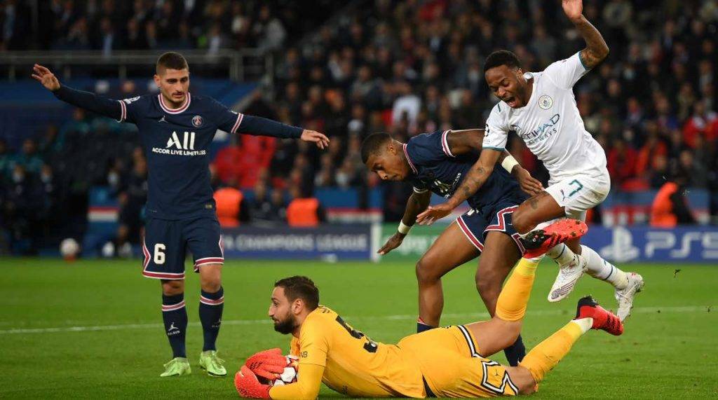 Donnarumma para un tiro del Manchester City