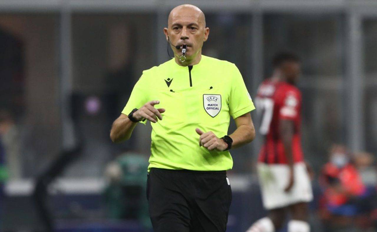 Cakir con il fischietto in bocca 