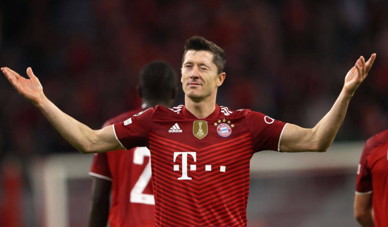 Lewandowski esulta dopo un gol