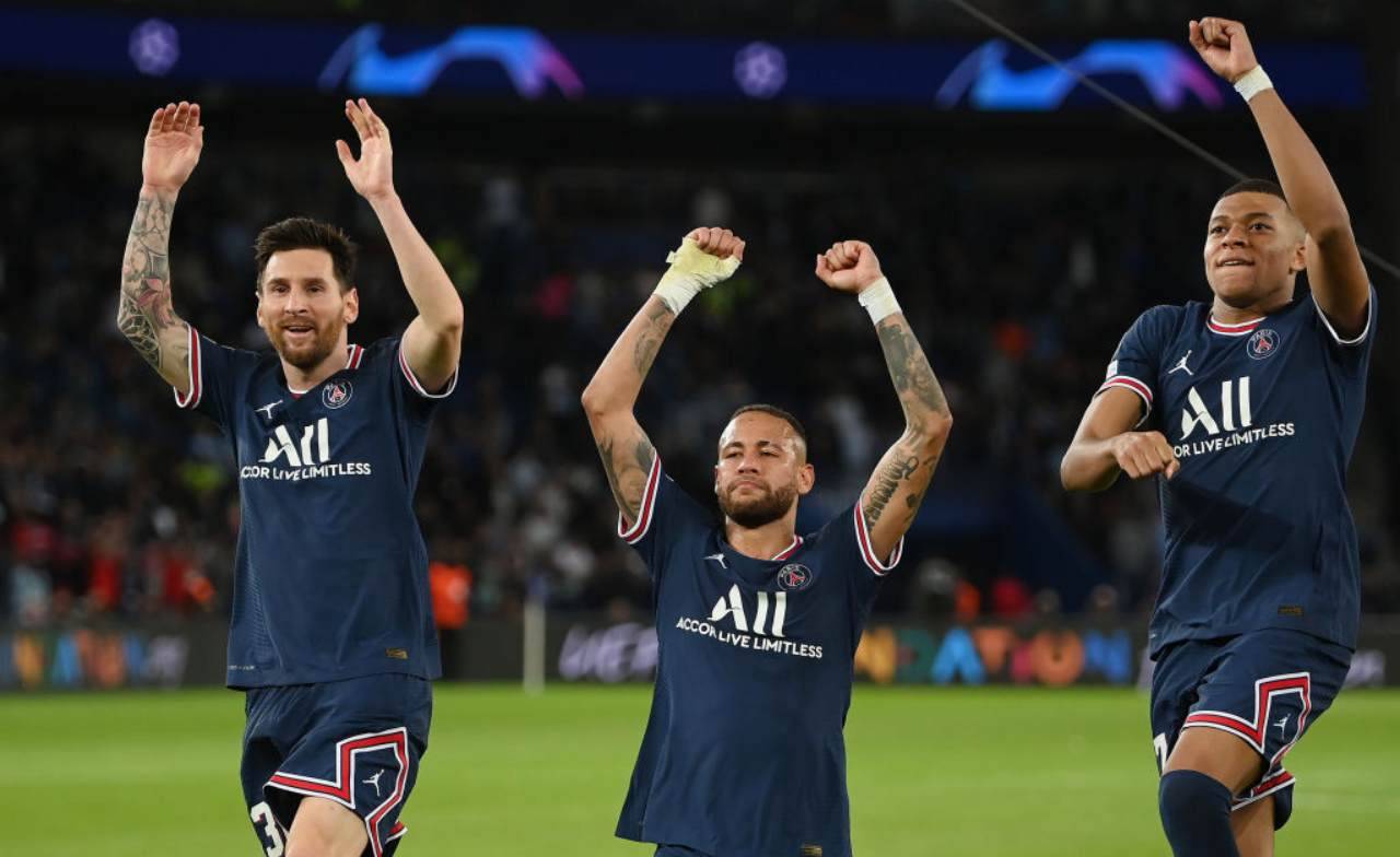 Messi, Neymar e Mbappé esultano