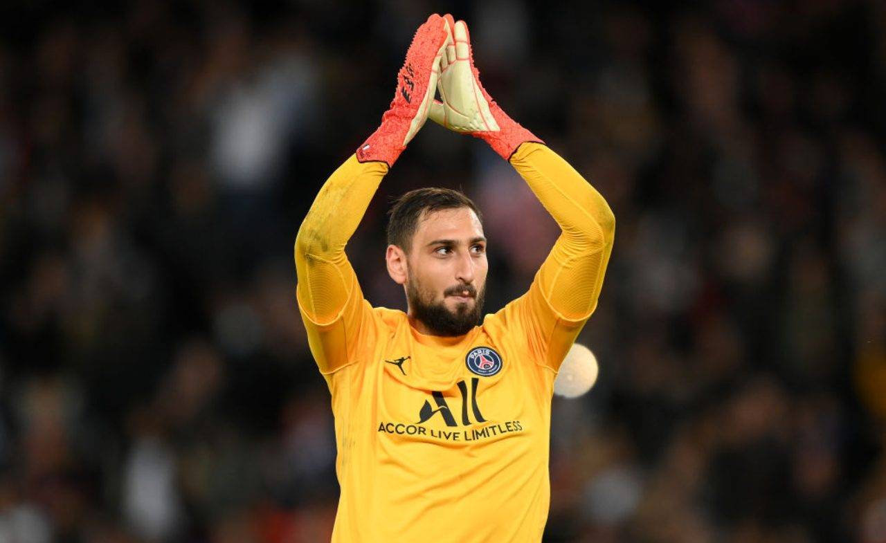 Donnarumma saluta