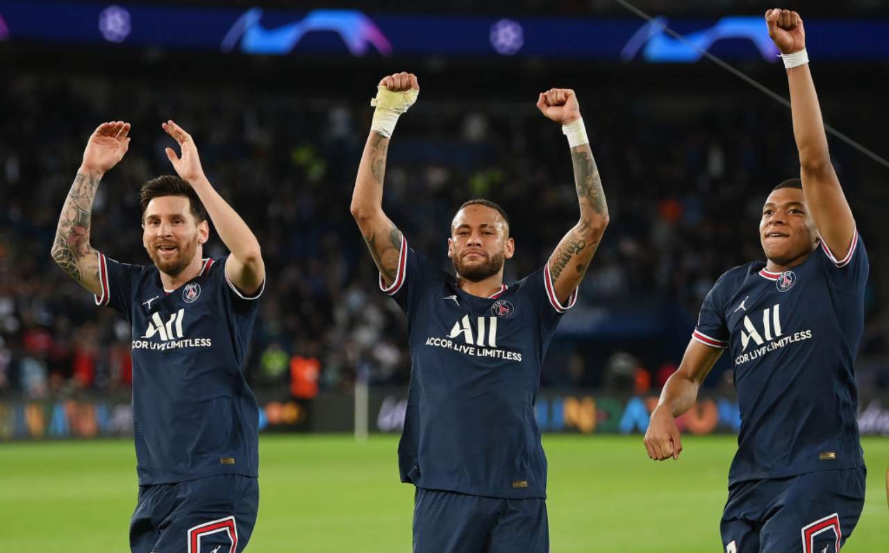 Messi, Neymar e Mbappé esultano