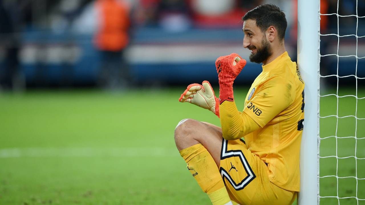 Gigio Donnarumma seduto in campo