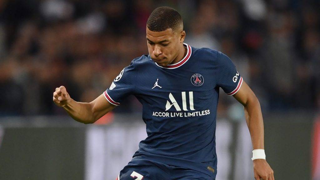 Mbappé calcia pallone PSG 