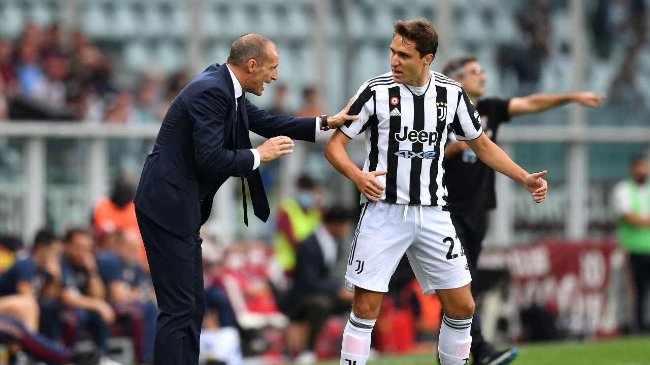 Allegri trattiene Chiesa e gli parla