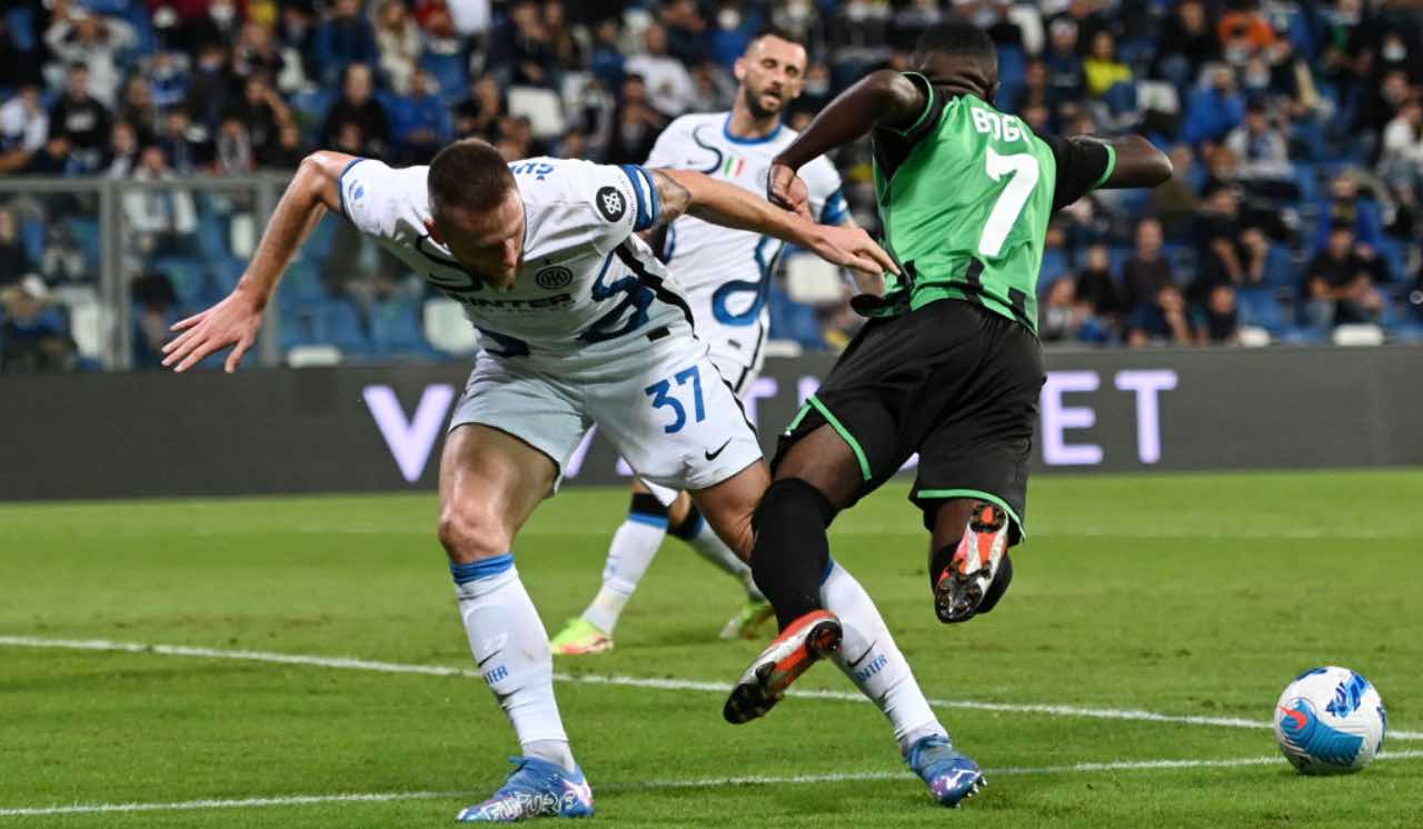 Sassuolo-Inter, Skriniar commette fallo da rigore su Boga