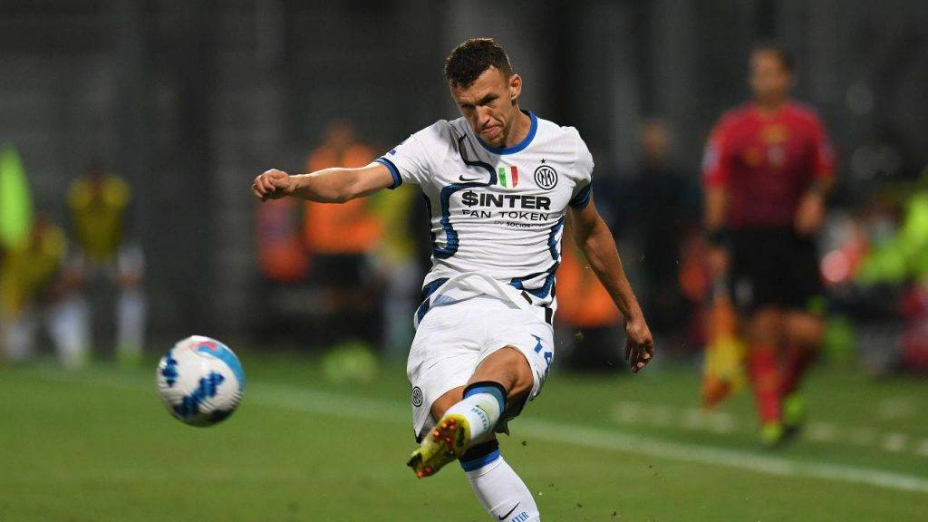 Perisic calcia il pallone Inter