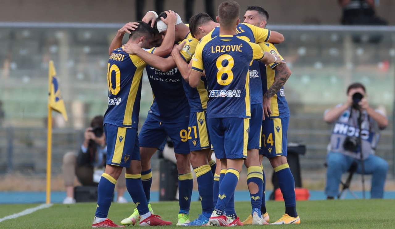 Il Verona esulta per il gol di Caprari allo Spezia