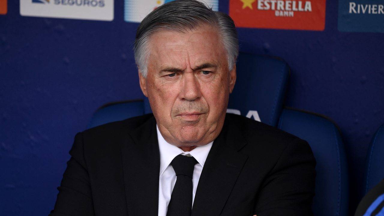 Ancelotti osserva dalla panchina 