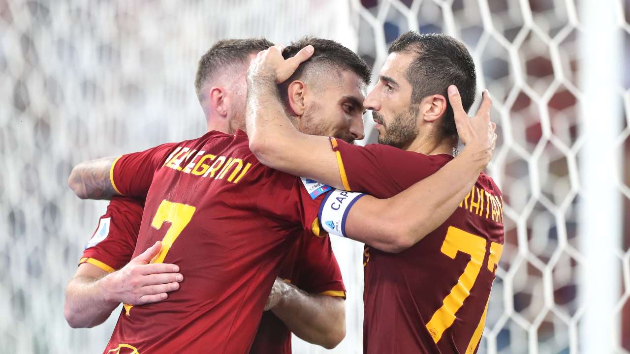 Pellegrini festeggia con Mkhitaryan e si abbracciano