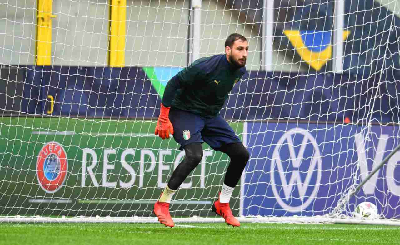 Donnarumma si riscalda