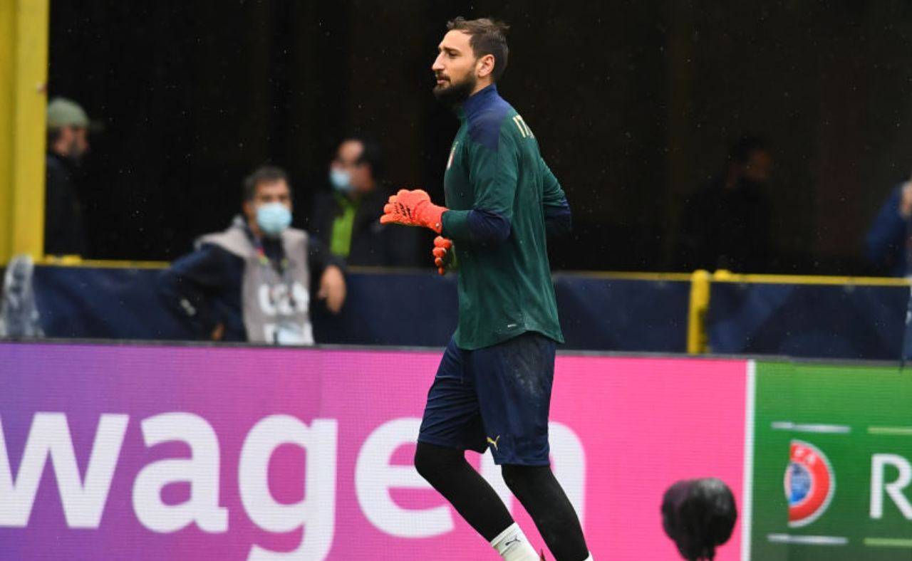 Donnarumma si riscalda