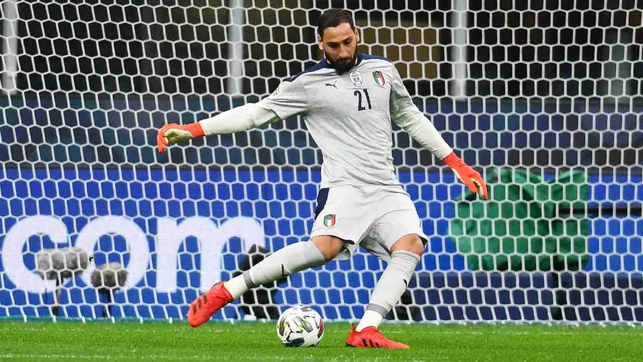 Donnarumma calcia il pallone