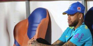 Neymar seduto in panchina