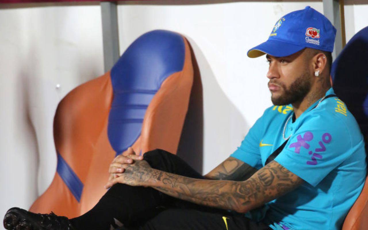Neymar seduto in panchina
