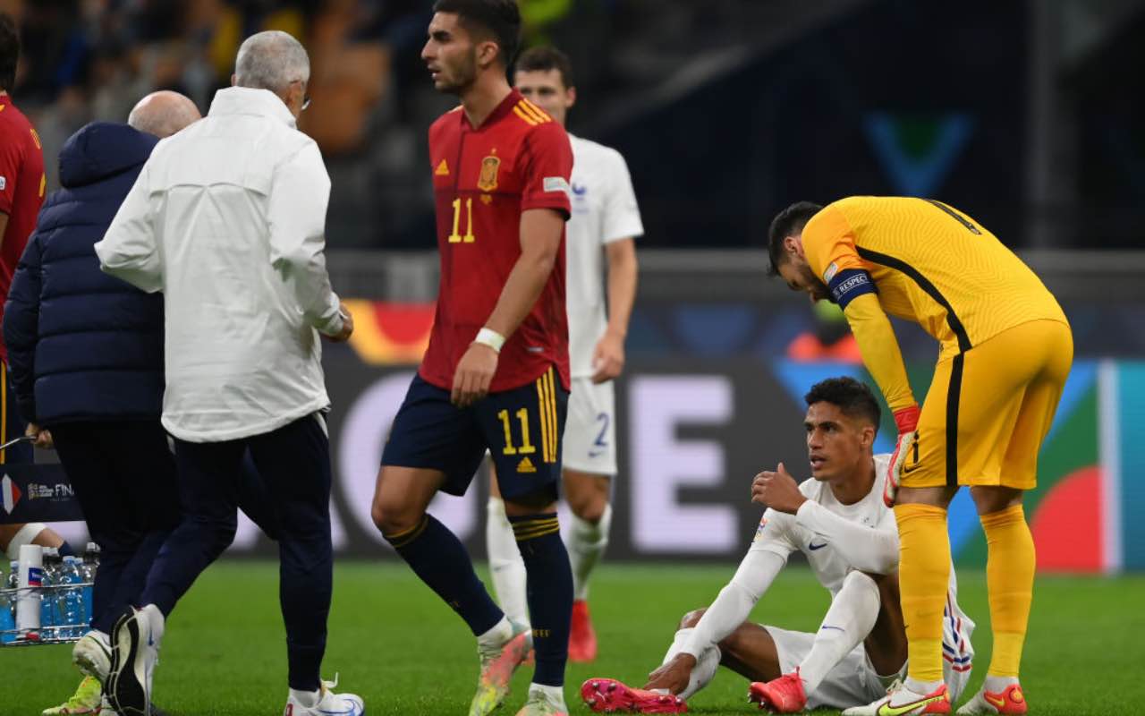 Varane sul terreno di gioco dopo l'infortunio in Spagna-Francia