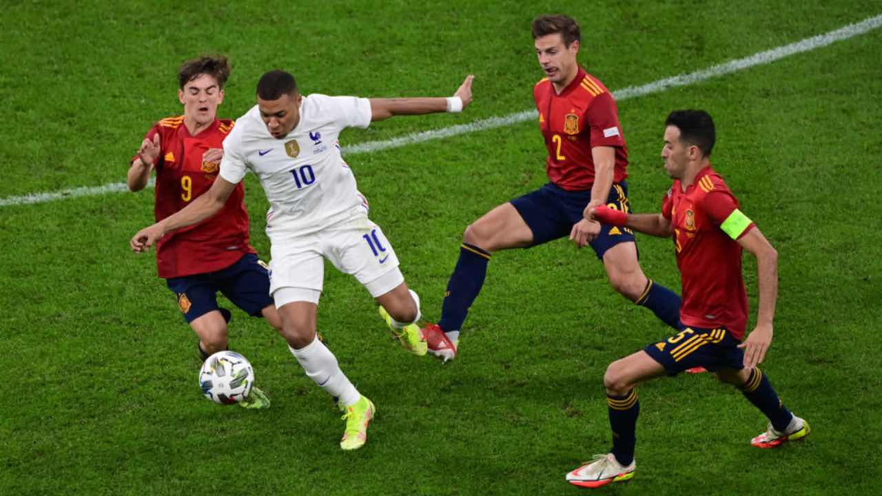 Spagna-Francia, Mbappé tra gli avversari 