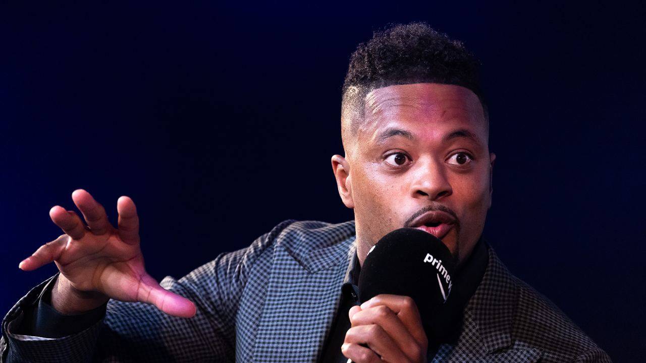 Evra parla al microfono