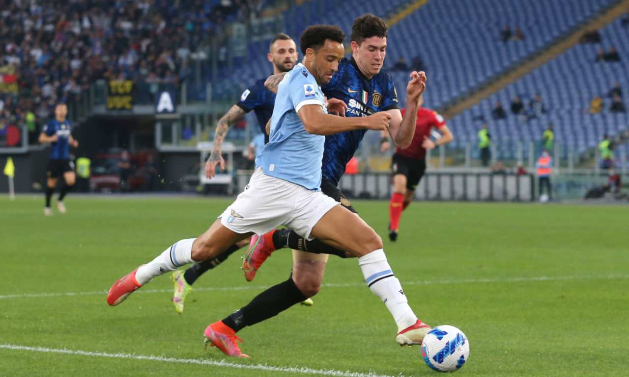 Bastoni contrasta Felipe Anderson