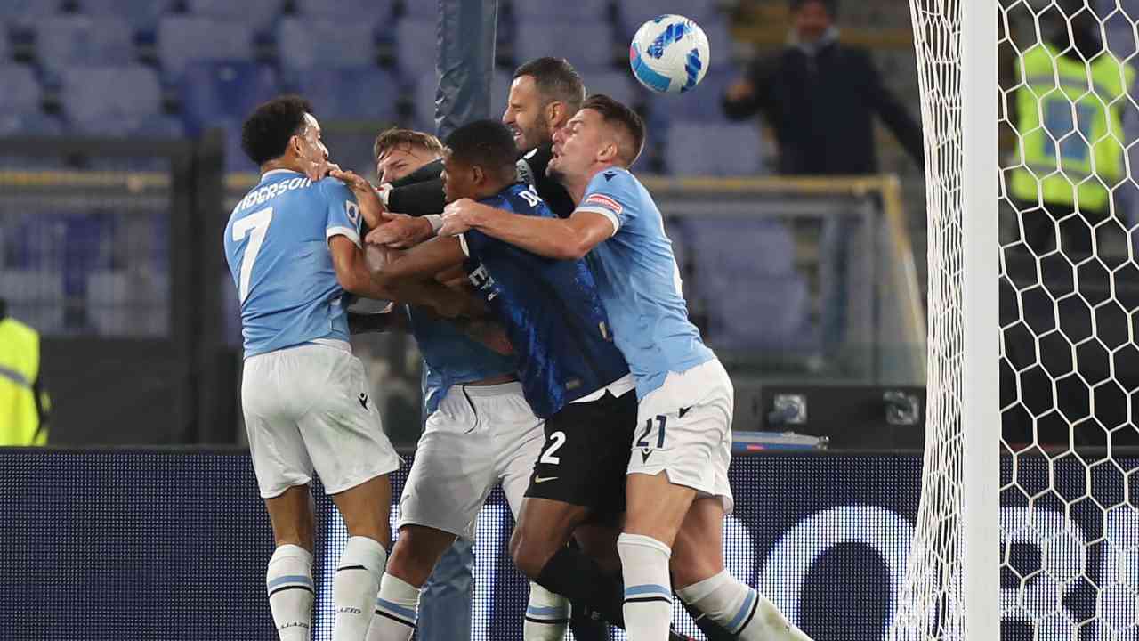 Lazio-Inter, Dumfries accerchiato da calciatori della Lazio