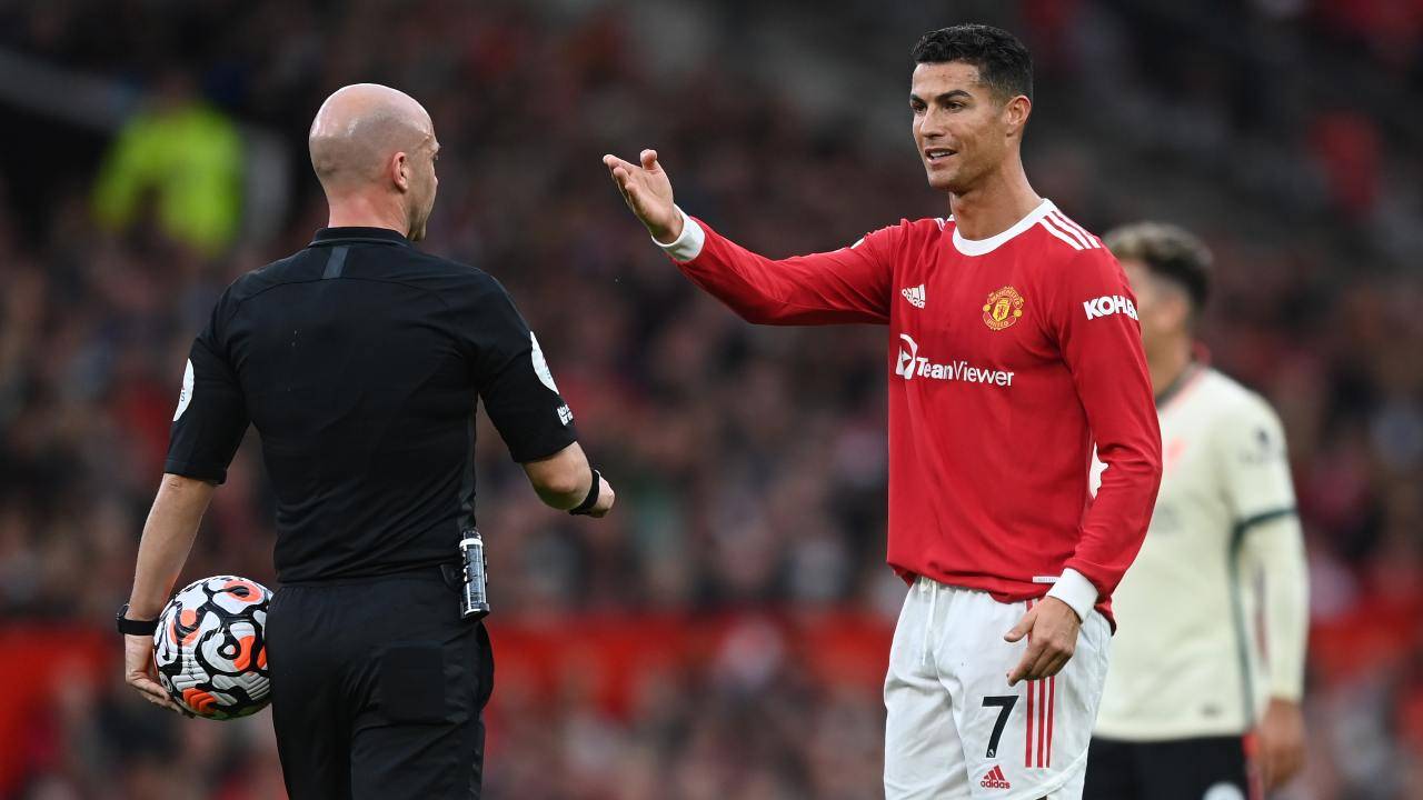 Cristiano Ronaldo protesta in campo