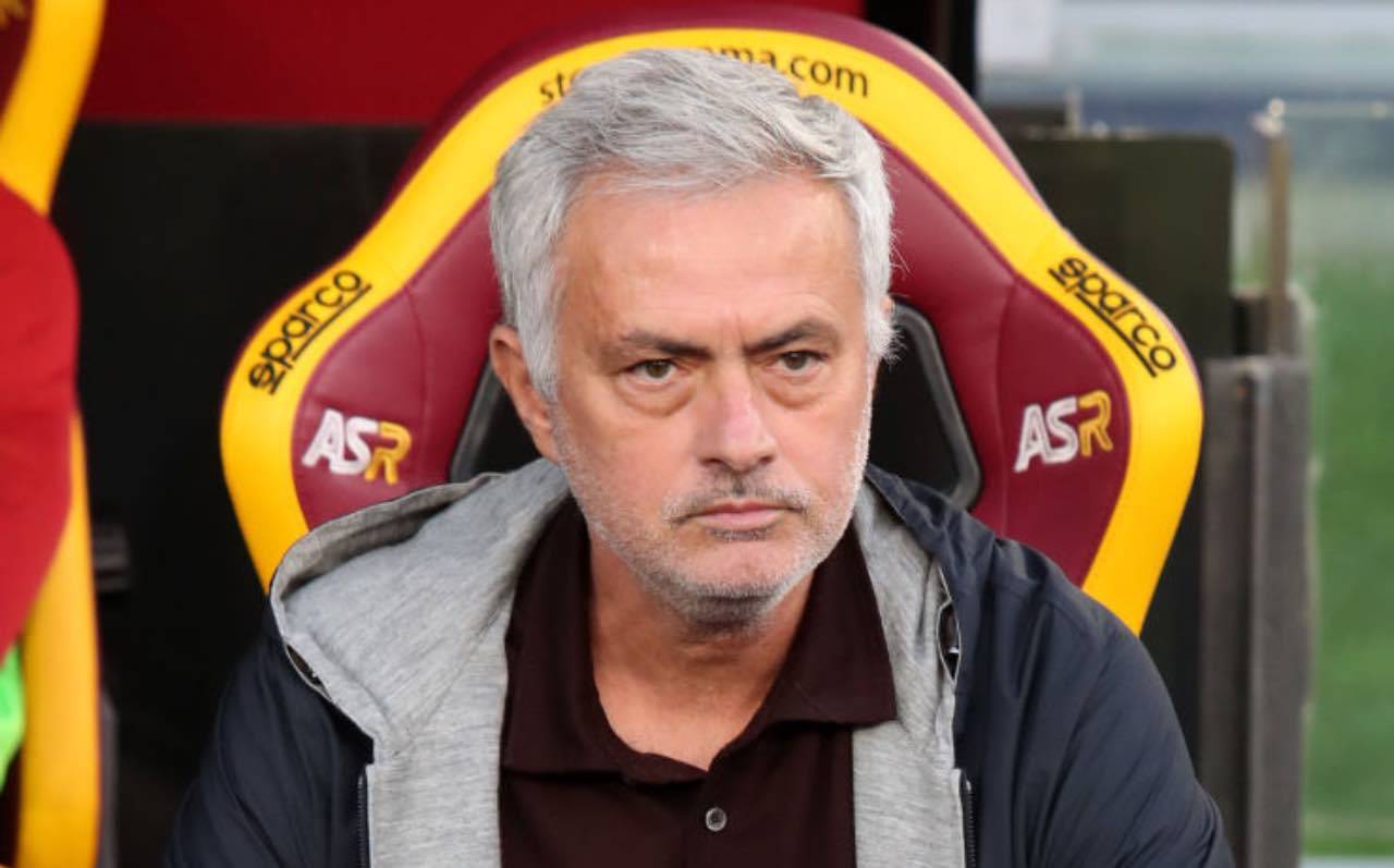 Mourinho in panchina in Roma-Napoli