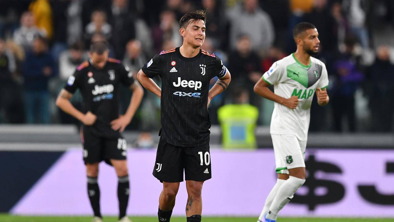 Dybala sconsolato con le mani dietro la schiena