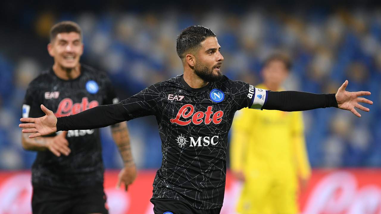 Insigne esulta a braccia aperte 