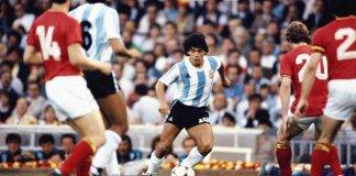 Diego Armando Maradona in azione