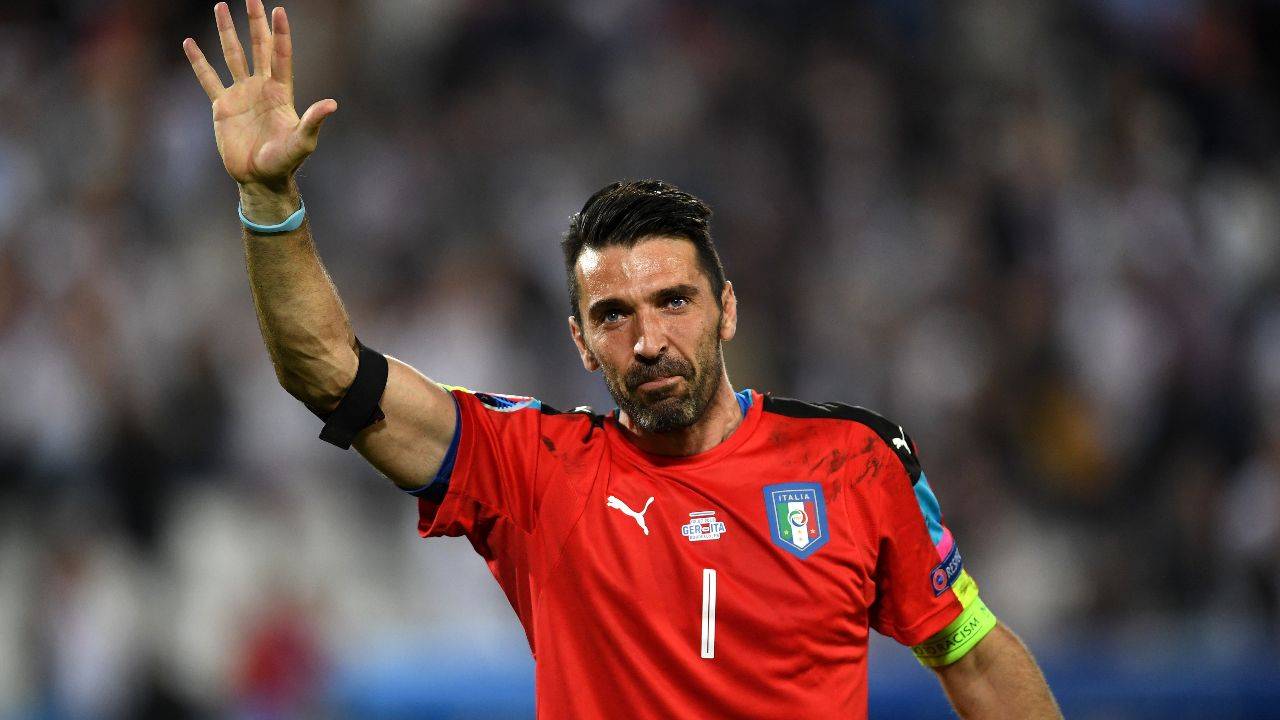 Buffon saluta emozionato Italia