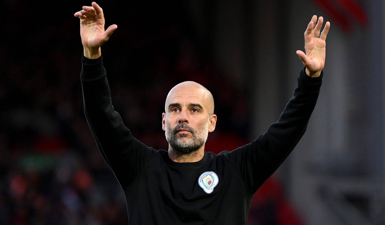 Guardiola saluta il pubblico