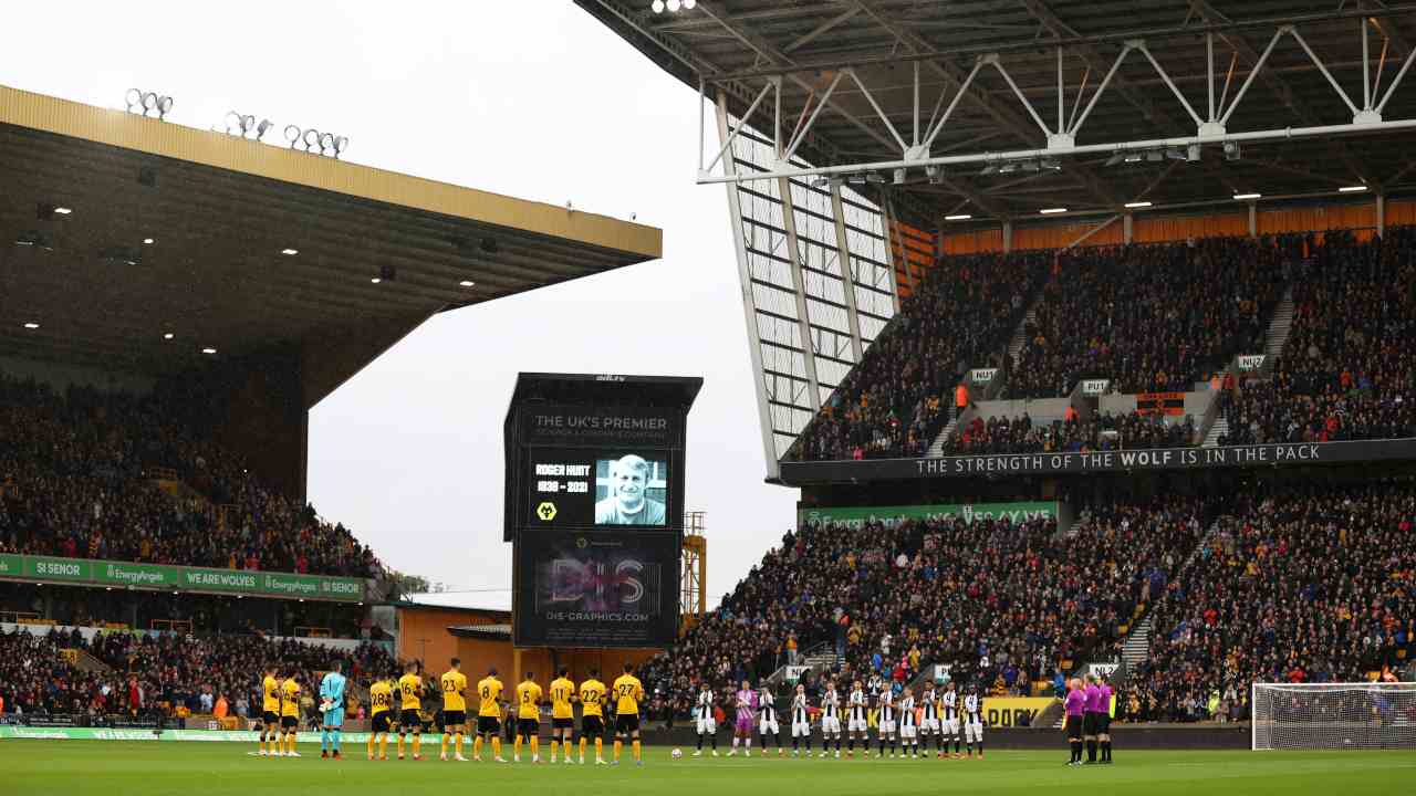 Il Newcastle a centrocampo con il Wolves